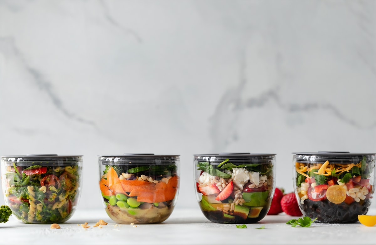 Athlète en train de prendre un repas équilibré